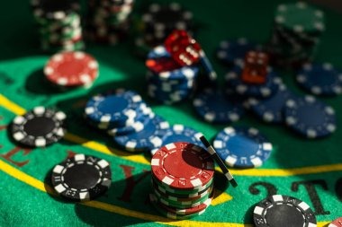 Live Qiu Qiu dealer table on idola77 mobile app
